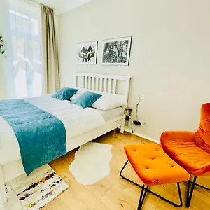 Colorful & Quiet In Beautiful Viennese Building Apartment