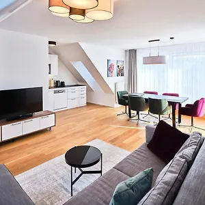  Apartman Myfavorit - Spacious Next To Puplic Transport U1 Direct Connection To Citycenter